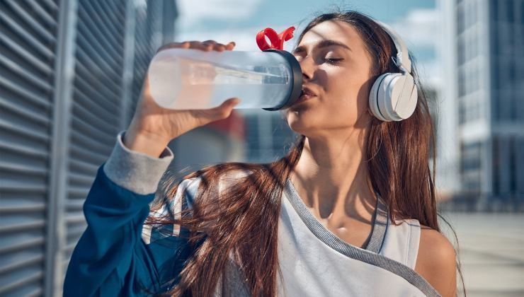 Come bere acqua d'estate: tutti i benefici 