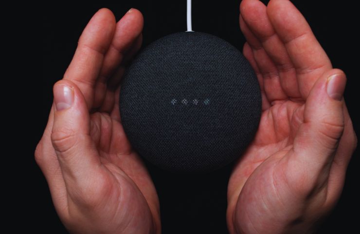 Google Home tra le mani